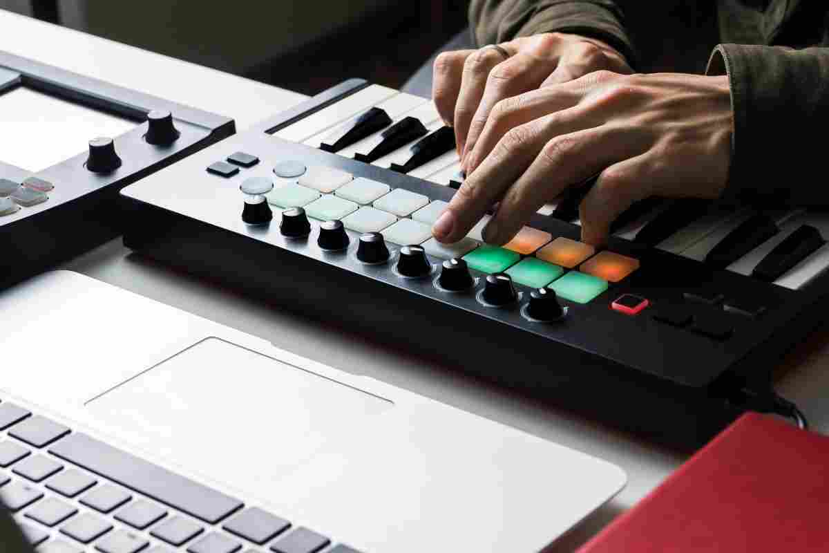 persona che lavora con tastiera midi