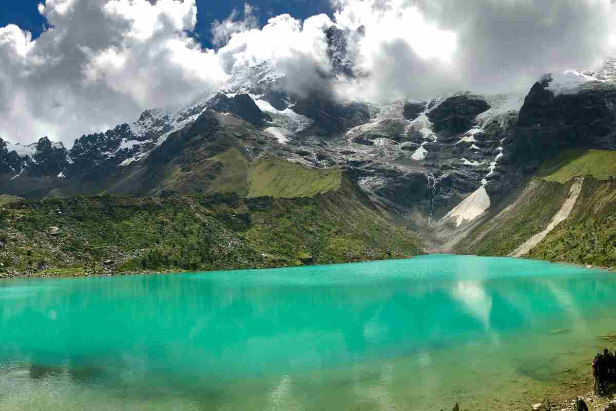un lago tra le montagne