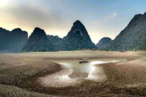 un lago a secco di acqua
