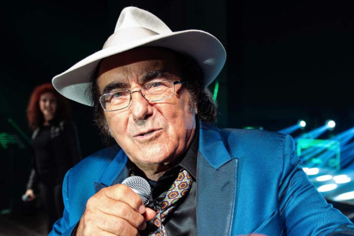 il cantante al bano con in mano un microfono