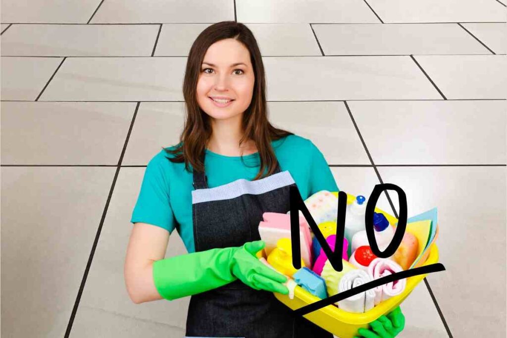 Donna pronta per le pulizie