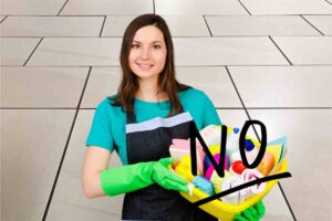Donna pronta per le pulizie