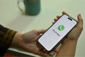 Smartphone con schermata Whatsapp