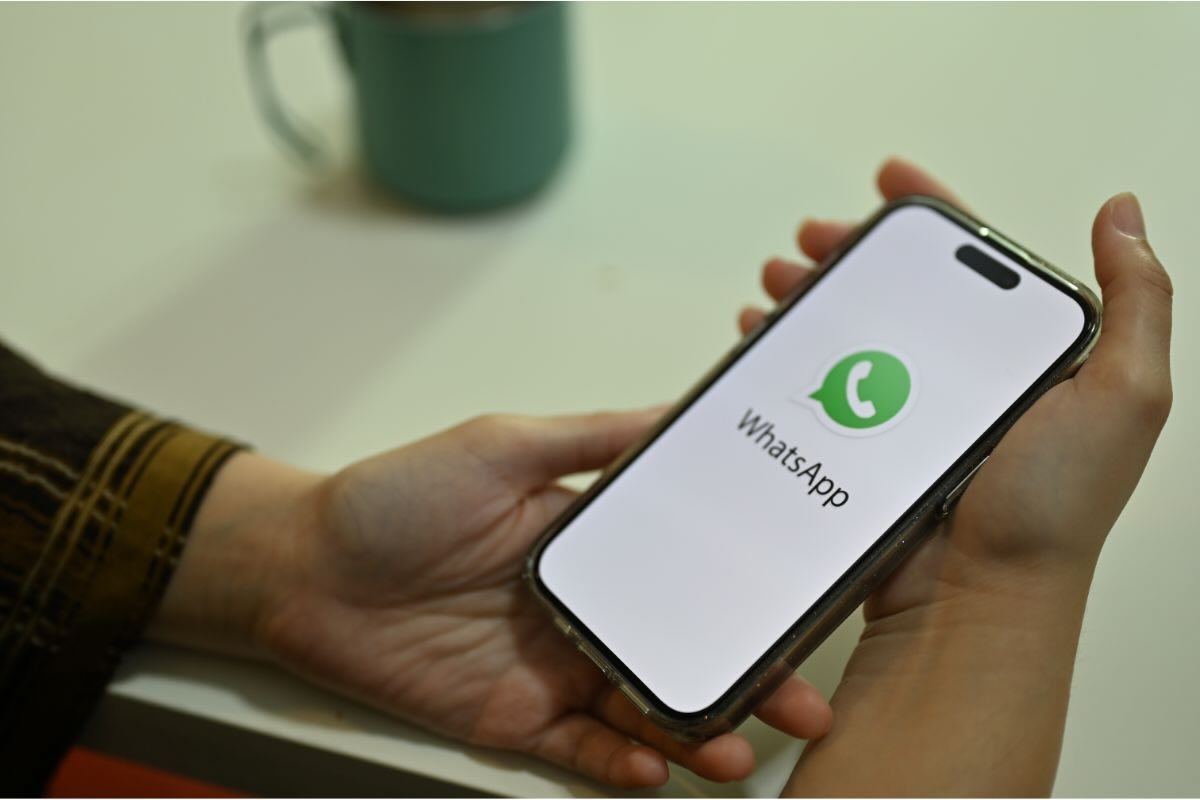 Smartphone con schermata Whatsapp