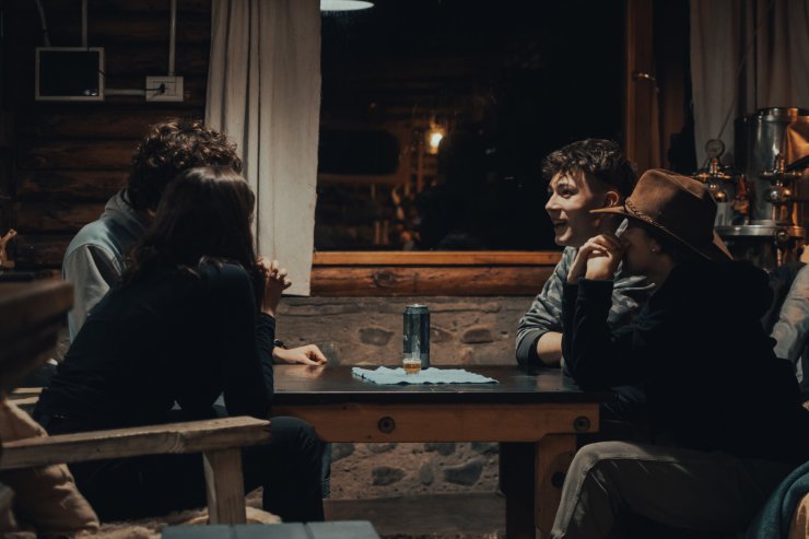 Un gruppo di persone che conversa