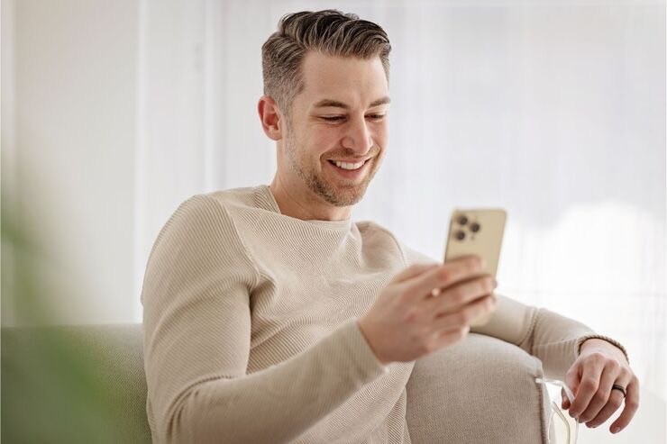 Uomo felice al cellulare