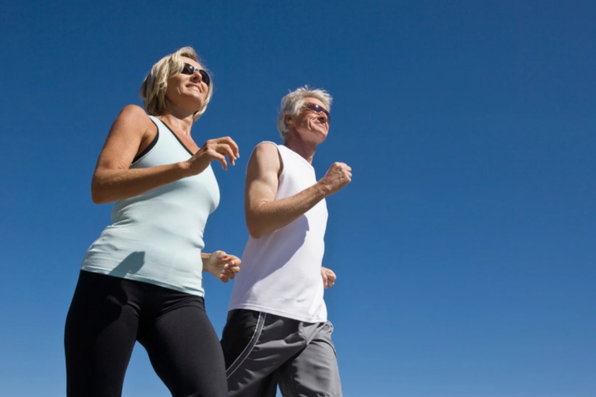 uomo e donna anziani che camminano