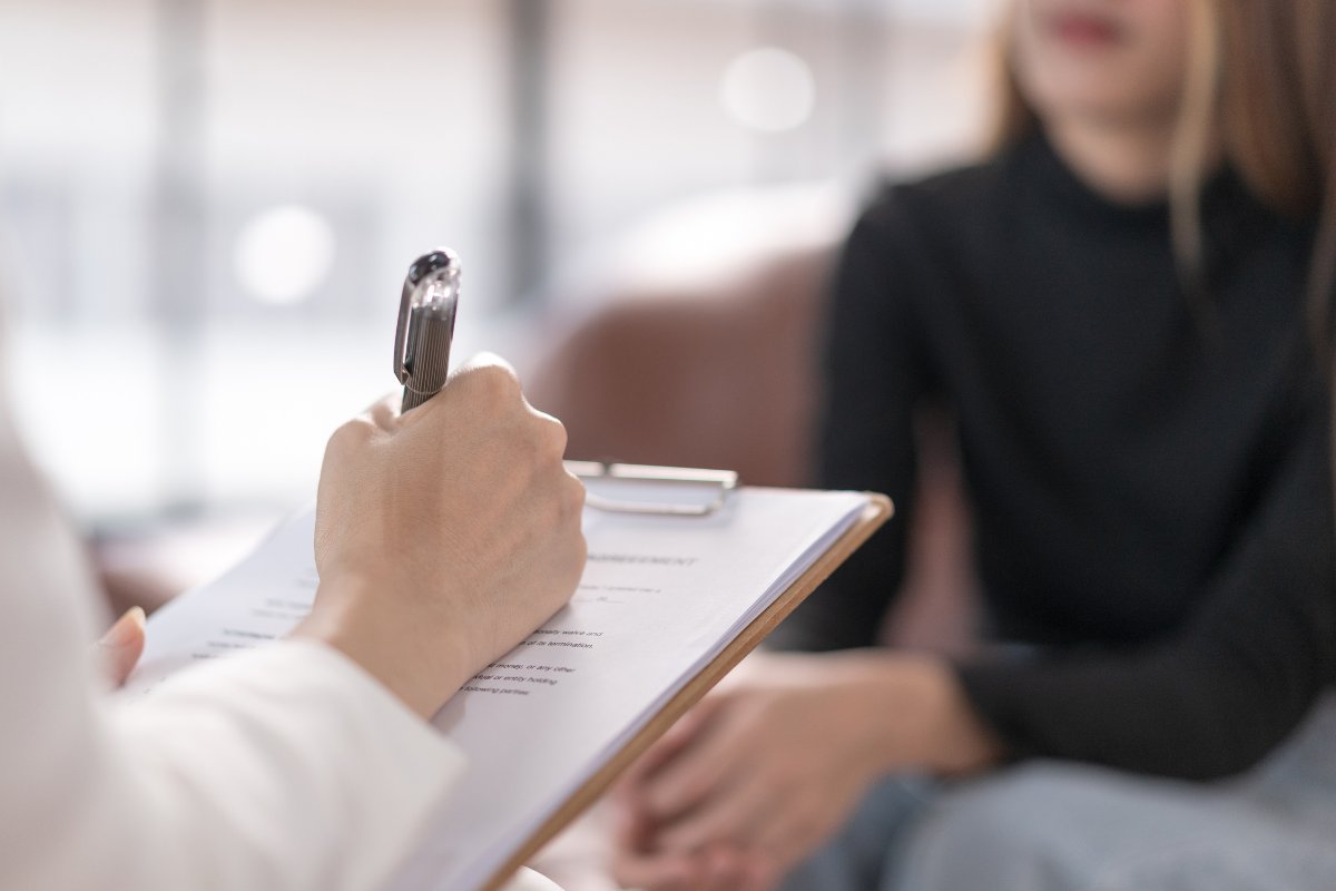 Una ragazza ad una seduta dalla psicologa