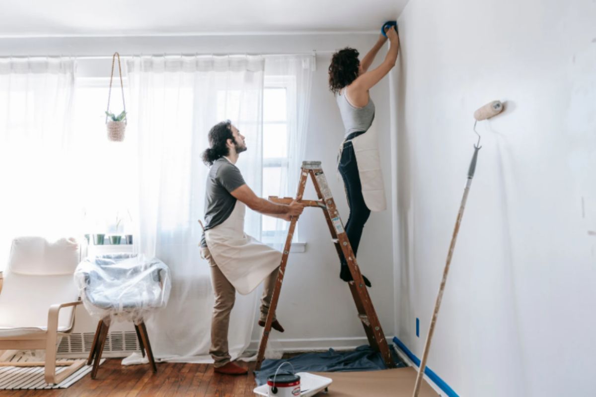 uomo e donna che ristrutturano casa